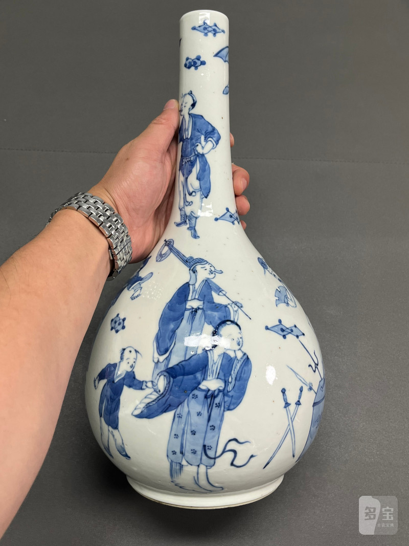清晚期  青花市井人物故事图胆瓶（一对） - 图3